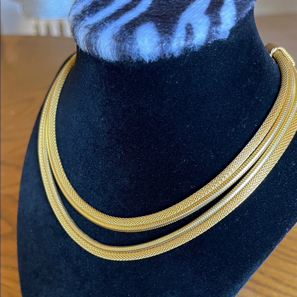 Elegant Gold Necklace - Picture 4 of 4